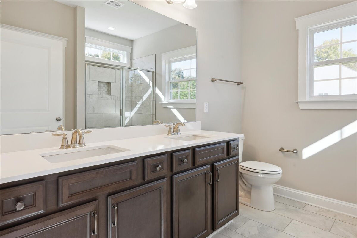https://assets.windsorhomes.us/img/VR_lot5_Cotswold_E_1802_Parham_Drive_primary_bath.jpg