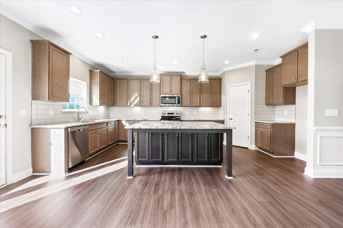 https://assets.windsorhomes.us/img/VR_lot74_Cameron_elvC_212_Wildwood_Lane_kitchen_4.jpg