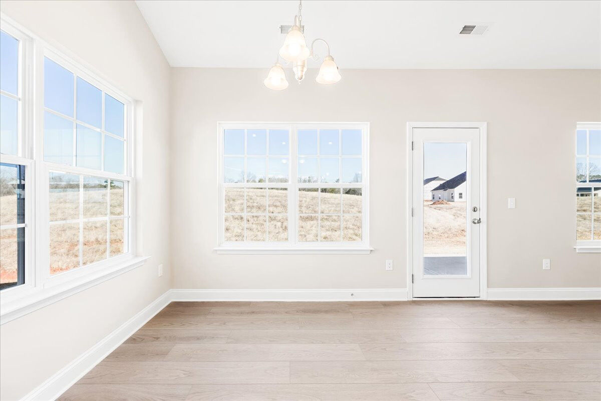 https://assets.windsorhomes.us/img/VR_lot84_Cary_elvC_207_Wildwood_Lane_dining.jpg