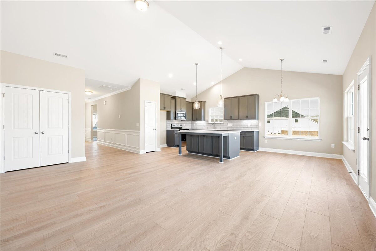 https://assets.windsorhomes.us/img/VR_lot84_Cary_elvC_207_Wildwood_Lane_great_room.jpg