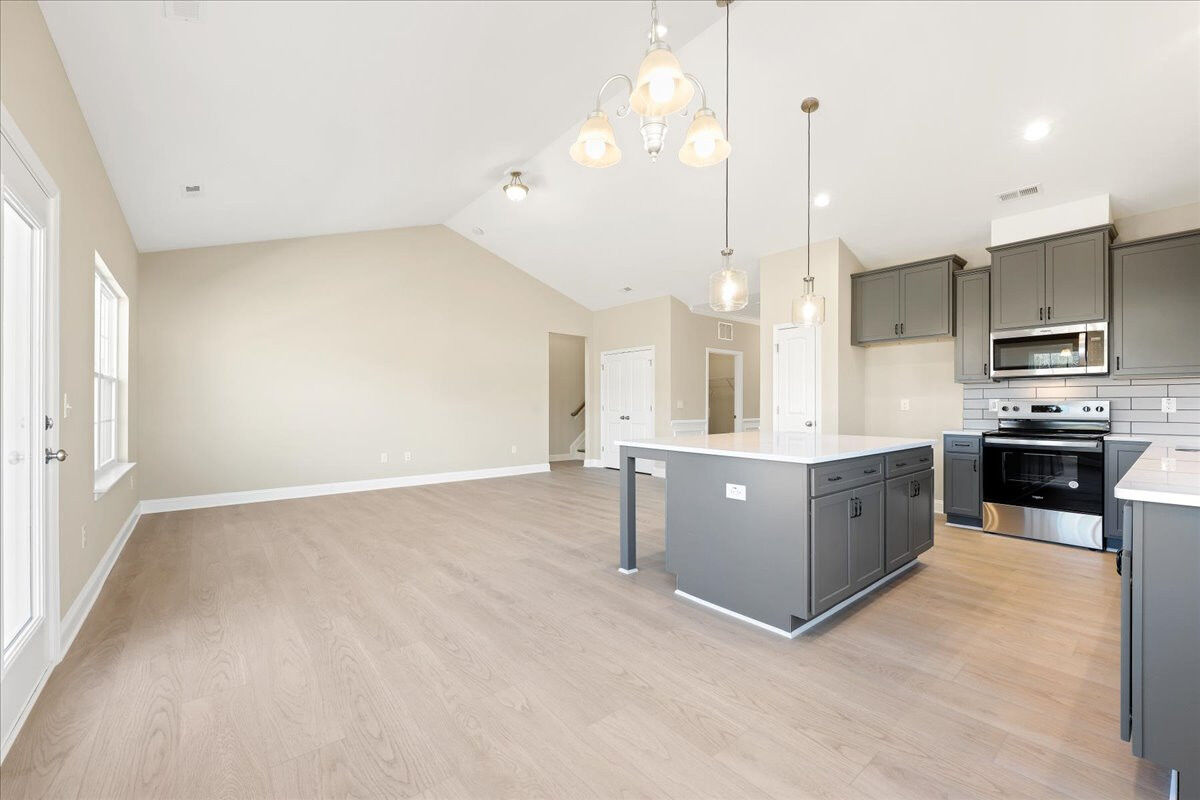 https://assets.windsorhomes.us/img/VR_lot84_Cary_elvC_207_Wildwood_Lane_great_room_2.jpg