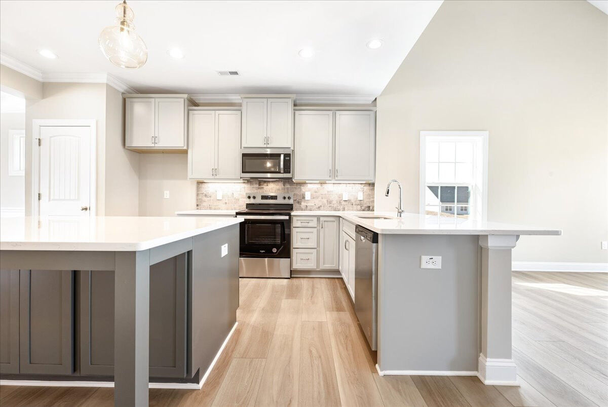 https://assets.windsorhomes.us/img/VR_lot88_Richmond_elvC_1815_Parham_Drive_kitchen_3.jpg
