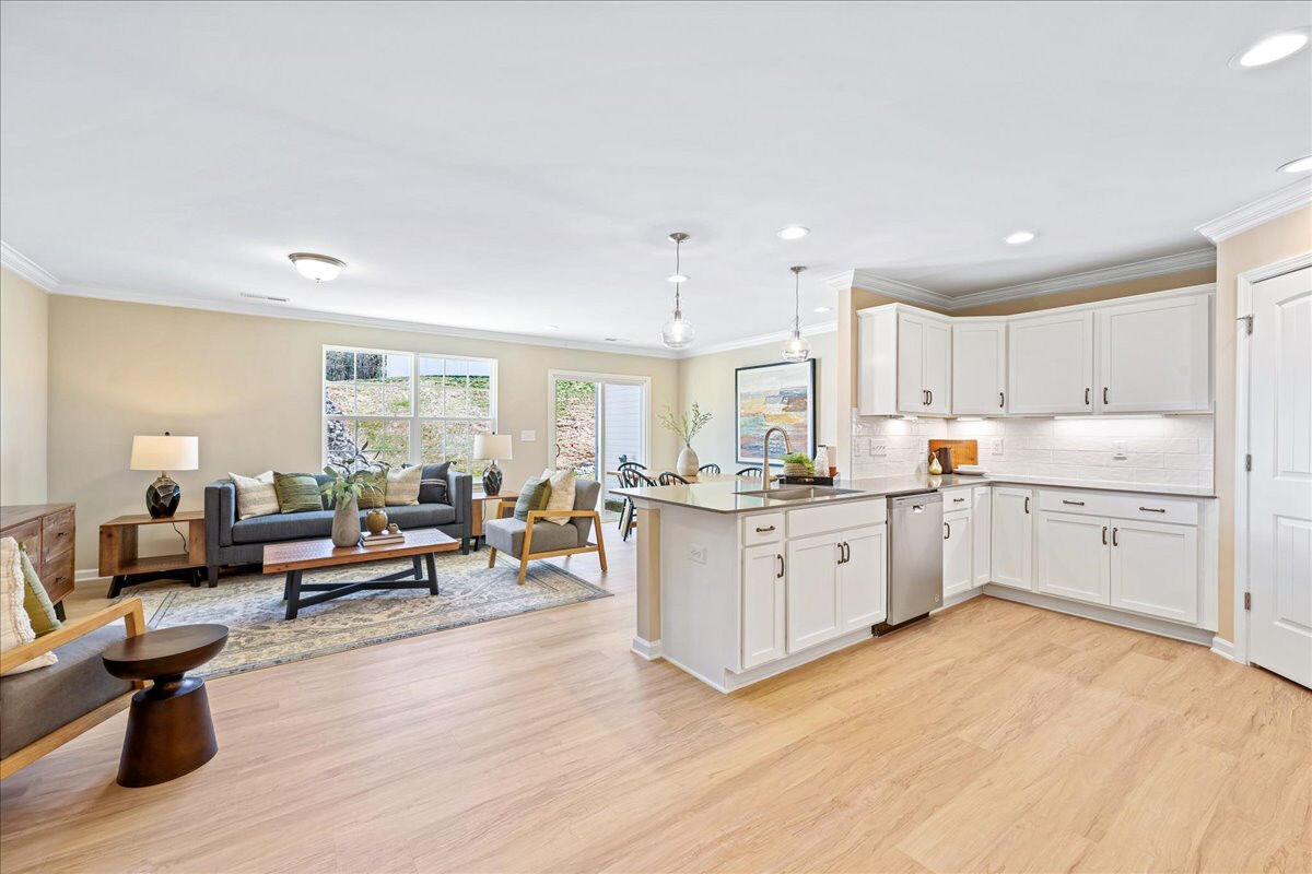 https://assets.windsorhomes.us/img/VS_lot69_Pennsylvania_4030_Winding_Vine_Ln_great_room_4.jpg