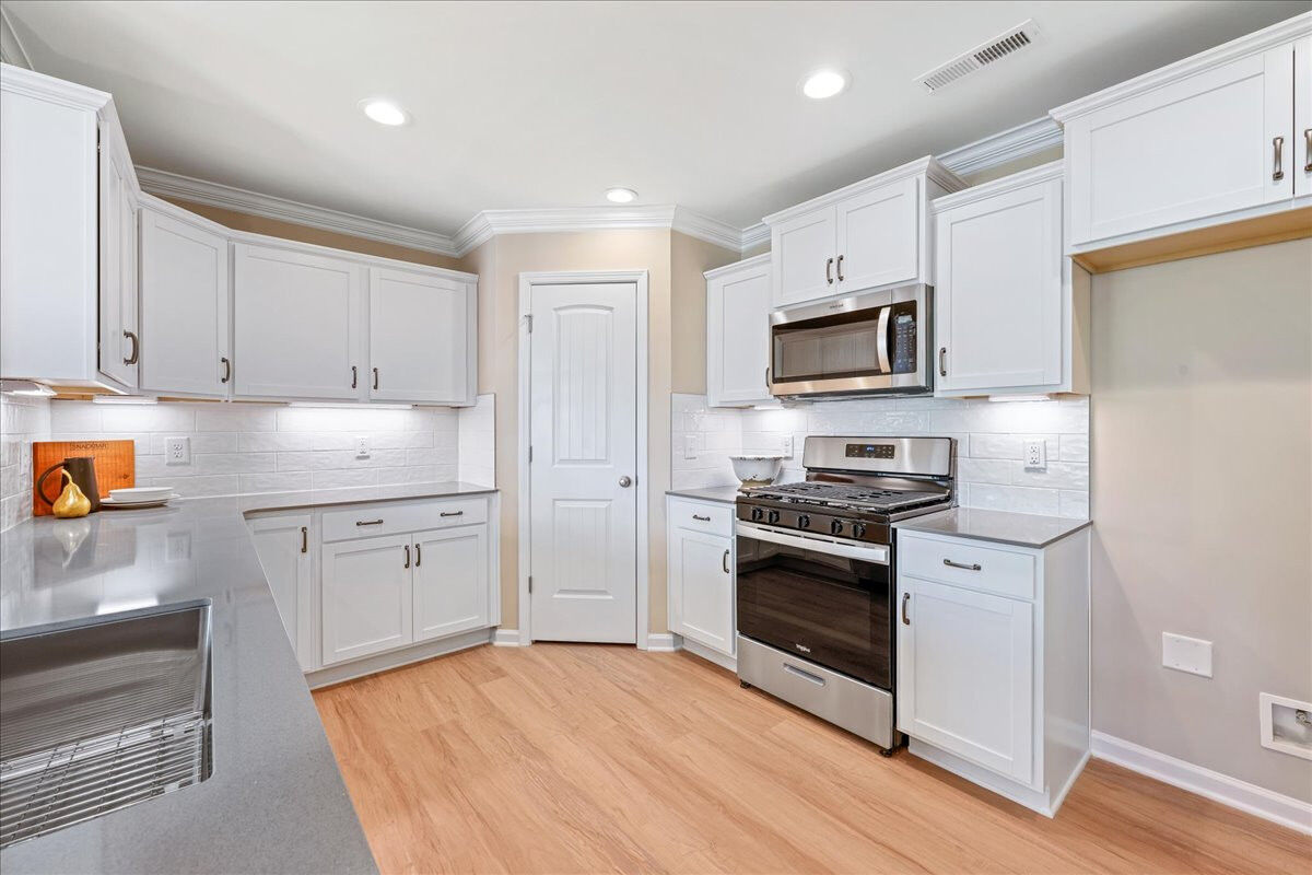 https://assets.windsorhomes.us/img/VS_lot69_Pennsylvania_4030_Winding_Vine_Ln_kitchen_3.jpg