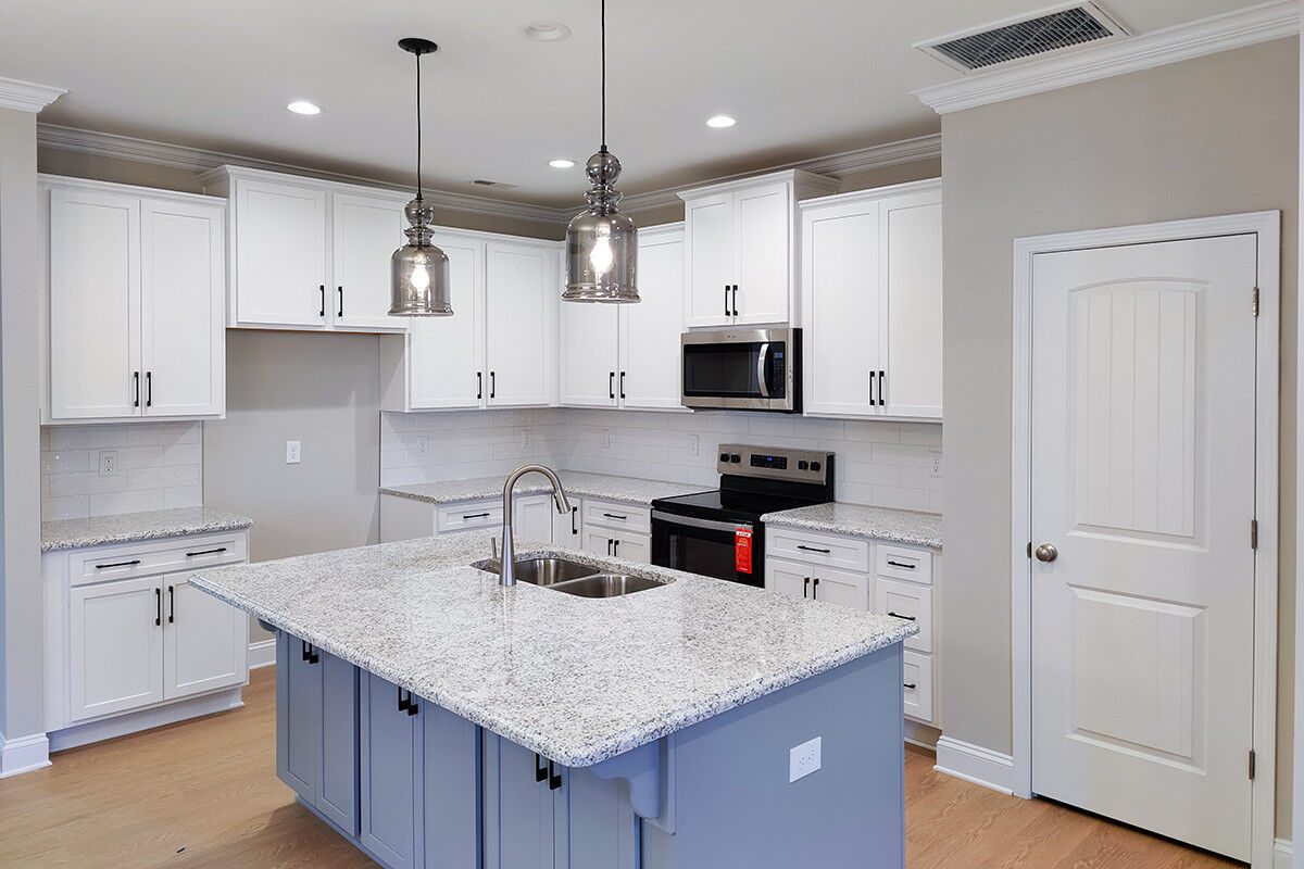 https://assets.windsorhomes.us/img/WP_lot44_Columbia_elvA_3194_Riley_Ford_Trail_kitchen_2.jpg