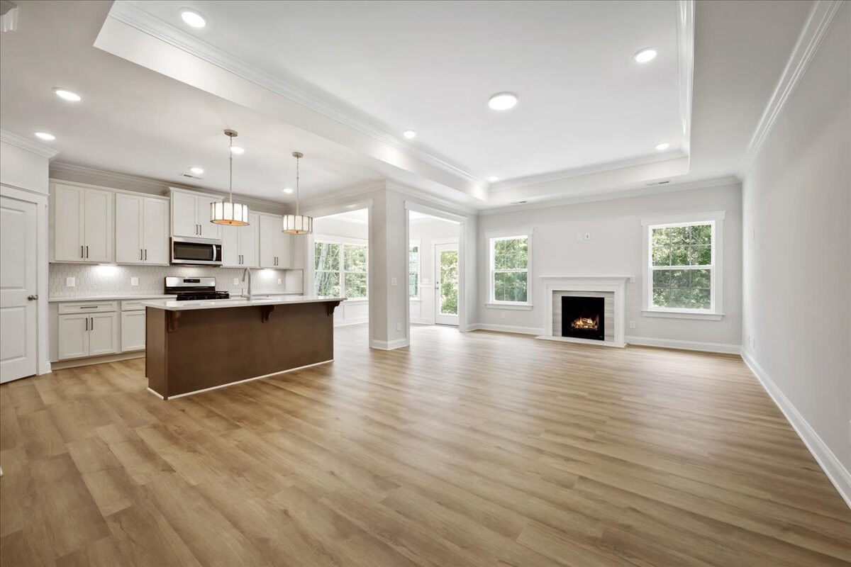 https://assets.windsorhomes.us/img/e_MG_lot51_Pembroke_elvB_1075_Fairhaven_Drive_exterior_great_room.jpg